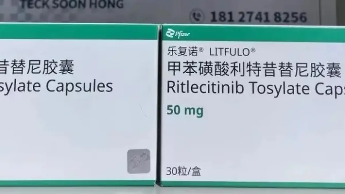 医生正在为患者检查头皮斑秃情况,评估是否适合使用利特昔替尼